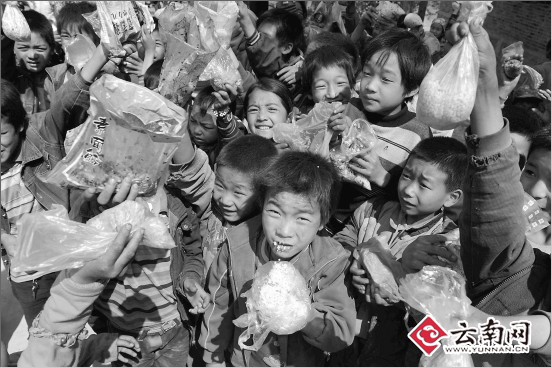 紅河州紅河縣浪堤鄉(xiāng)小學留守兒童盼營養(yǎng)午餐