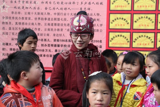 楊麗萍金飛豹邀請德馨學(xué)校孩子們看演出（組圖）