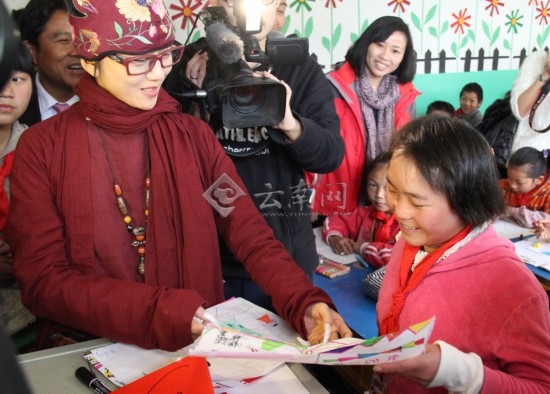 楊麗萍金飛豹邀請(qǐng)德馨學(xué)校孩子們看演出（組圖）