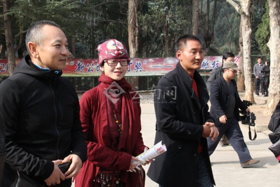 楊麗萍金飛豹邀請德馨學(xué)校孩子們看演出（組圖）