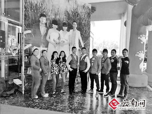 云南壯觀婚禮 1對雙胞姐妹結(jié)婚7對雙胞來捧場