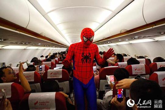 云南昆明：萬圣節(jié)空乘高空上演cosplay秀 圖