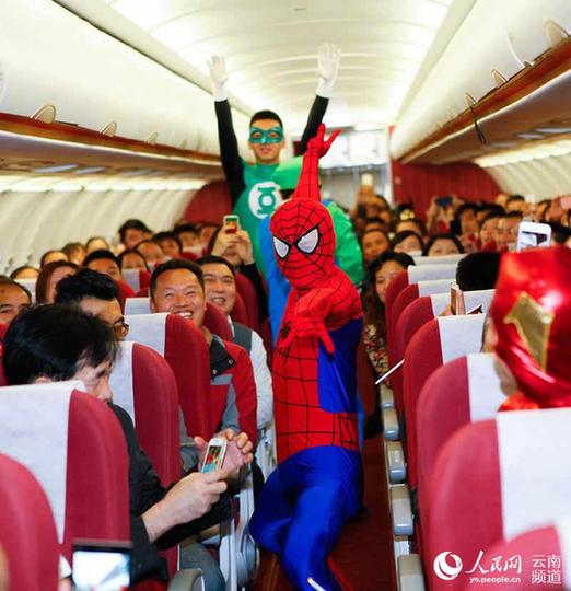 云南昆明：萬圣節(jié)空乘高空上演cosplay秀 圖