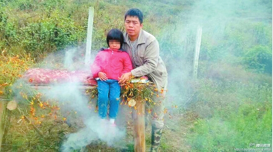 云南女孩患地中海貧血 父親自學(xué)本草綱目煙熏治療