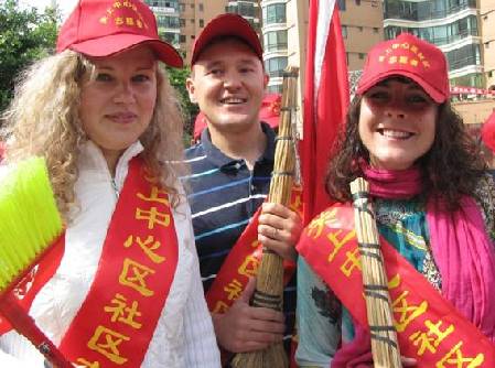 昆明關(guān)上開(kāi)展“萬(wàn)名志愿者進(jìn)社區(qū)清潔活動(dòng)”