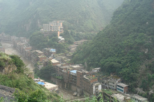 云南昭通彝良地震第三天：山石還時有滑落