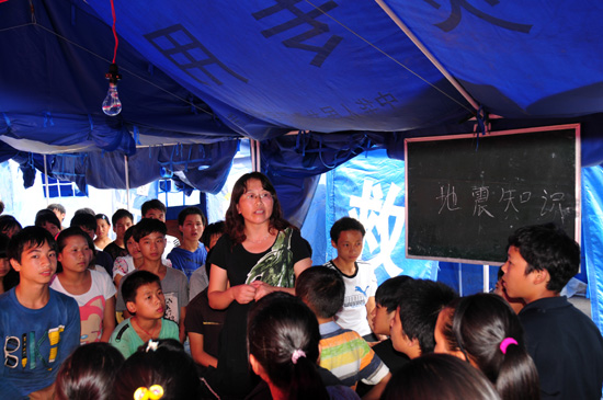 云南彝良災(zāi)區(qū)民族中學“帳篷學校”開課