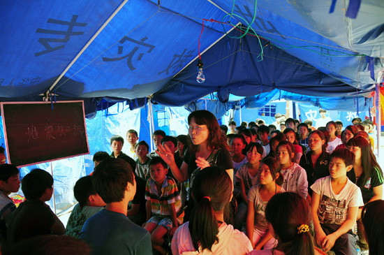 云南彝良災(zāi)區(qū)民族中學“帳篷學校”開課