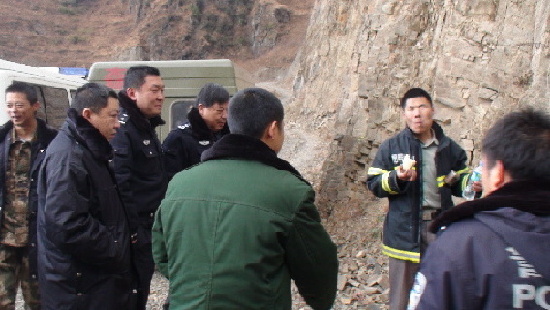 “登山者”被困牯牛寨12小時(shí) 東川警民合作救其下山