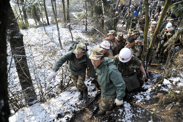 武警云南總隊(duì)昭通支隊(duì)官兵全力奮山體滑坡救災(zāi)一線