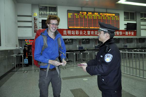 熱心民警獻(xiàn)愛(ài)心 援助旅客平安行