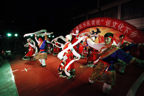 云南巧家送戲下鄉(xiāng)村民樂(lè)開(kāi)懷