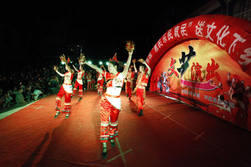 云南巧家送戲下鄉(xiāng)村民樂(lè)開(kāi)懷
