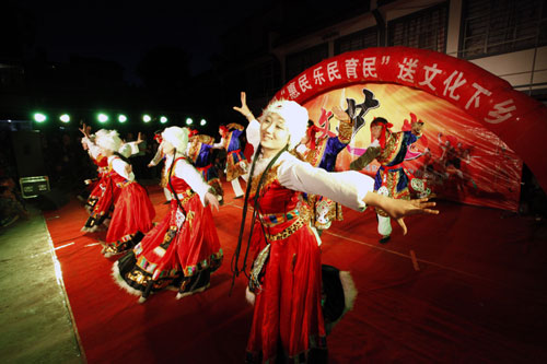 云南巧家送戲下鄉(xiāng)村民樂(lè)開(kāi)懷