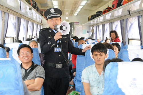 云南開遠(yuǎn)鐵警全力確保玉蒙線首趟客運(yùn)列車安全開行