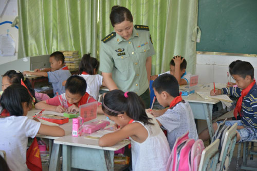 邊防官兵當(dāng)起愛民固邊模范學(xué)校“兼職”教師