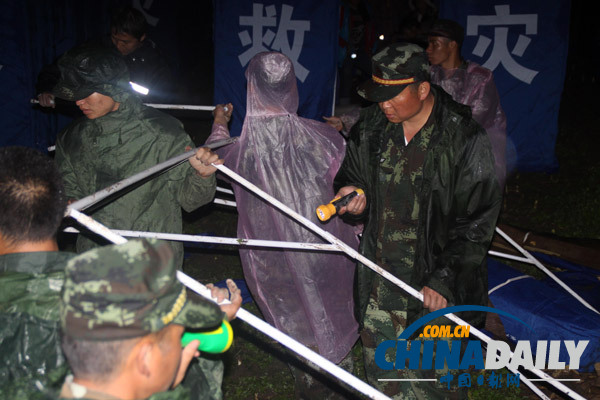 迪慶：武警云南總隊百余名官兵冒雨晝夜奮戰(zhàn)災(zāi)區(qū)搶險救災(zāi)