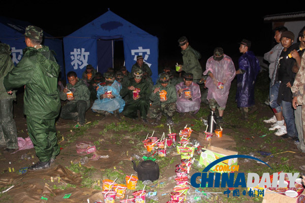 迪慶：武警云南總隊(duì)百余名官兵冒雨晝夜奮戰(zhàn)災(zāi)區(qū)搶險(xiǎn)救災(zāi)
