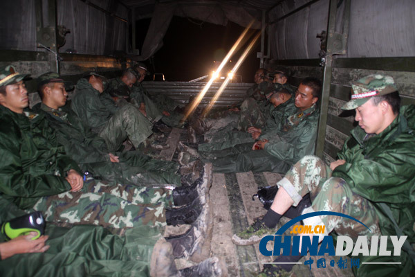 迪慶：武警云南總隊百余名官兵冒雨晝夜奮戰(zhàn)災(zāi)區(qū)搶險救災(zāi)