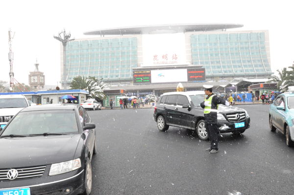 昆鐵警方全警動(dòng)員應(yīng)對(duì)冰雪天氣 全力確保旅客出行安全