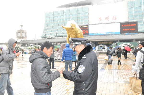 昆鐵警方全警動(dòng)員應(yīng)對(duì)冰雪天氣 全力確保旅客出行安全