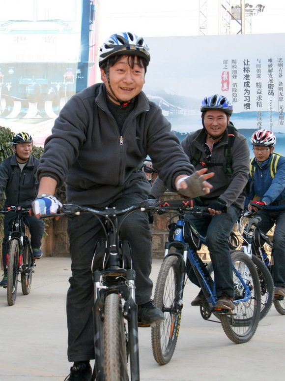 昆明東火車站：綠色騎行 “馬”上出發(fā)（圖）