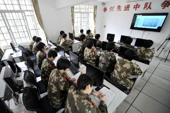 讓指尖“跳舞”的女兵(組圖) ——武警云南總隊(duì)司令部通信站有線中隊(duì)女兵影像