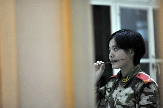 讓指尖“跳舞”的女兵(組圖) ——武警云南總隊(duì)司令部通信站有線中隊(duì)女兵影像