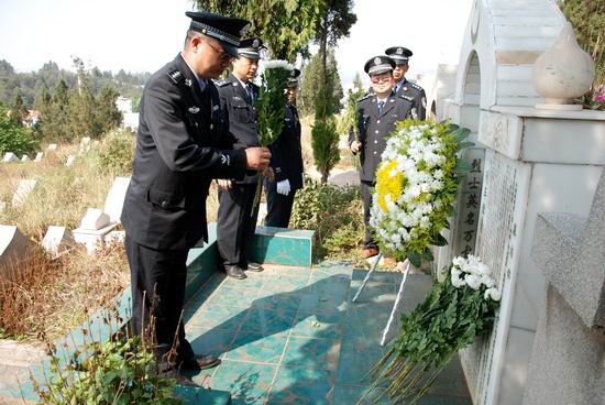 緬懷英烈精神 熔鑄忠誠(chéng)警魂 ——昆鐵警方組織開(kāi)展清明祭掃活動(dòng)