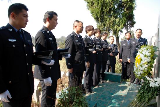 緬懷英烈精神 熔鑄忠誠(chéng)警魂 ——昆鐵警方組織開(kāi)展清明祭掃活動(dòng)