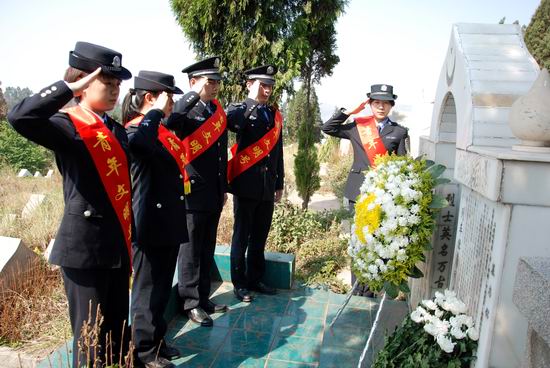 緬懷英烈精神 熔鑄忠誠(chéng)警魂 ——昆鐵警方組織開(kāi)展清明祭掃活動(dòng)