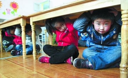 浙江諸暨一幼兒園進(jìn)行常規(guī)防震應(yīng)急逃生演練
