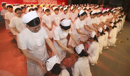 瑞安為新護(hù)士授帽 迎接國際護(hù)士節(jié)
