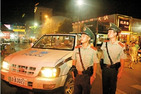 為市民送安全：12輛敞篷警車夜巡杭州