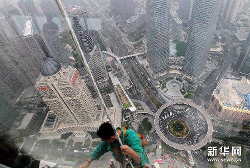 扮靚城市高空的“蜘蛛人”