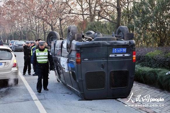 杭州運鈔車仰翻 警方護(hù)衛(wèi)十余箱現(xiàn)金