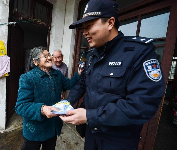 舟山“居安工程”社區(qū)民警免費(fèi)派送報(bào)警器