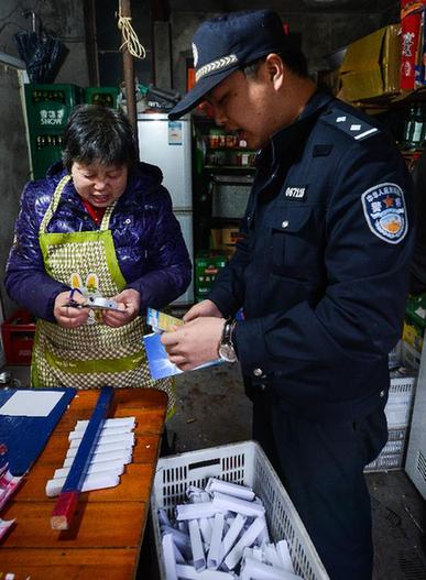 舟山“居安工程”社區(qū)民警免費(fèi)派送報(bào)警器
