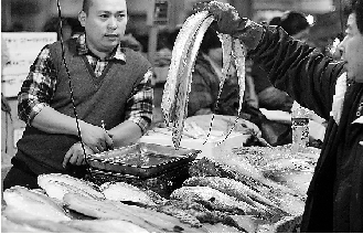 吃雞鴨的改吃魚蝦 杭城農(nóng)貿(mào)市場水產(chǎn)品價格上漲