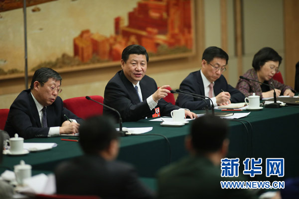 習近平等領(lǐng)導同志和代表一起審議政府工作報告