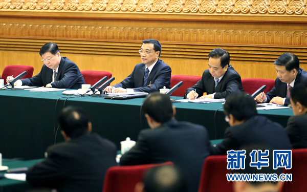 習近平等領導同志和代表一起審議政府工作報告
