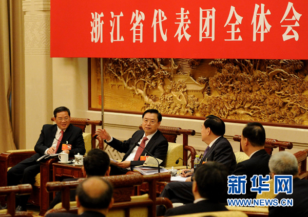 習(xí)近平等領(lǐng)導(dǎo)同志和代表一起審議政府工作報告