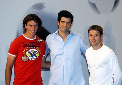 Real Madrid's Francisco Pavon (L) and Michael Owen (R) pose with Spanish director Borja Manso during the premiere of "Real: The Movie" at Real Madrid�K�s Santiago Bernabeu stadium in Madrid August 25, 2005. 