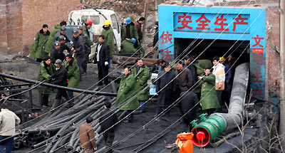 Rescue workers are busy dealing with a water pump at a flooded coal mine in Xin�K�an County, Henan Province on Saturday. XIAO LIN