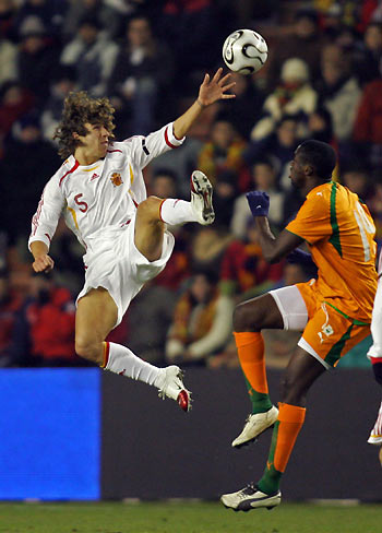 Spain's Carles Puyol (L) and Ivory Coast's Gneri Yaya Toure fight for the ball during their international friendly soccer match at Valladolid, Spain March 1, 2006. [Reuters]