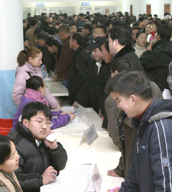 進(jìn)城民工招聘會(huì)： 熟練工種成“香餑餑