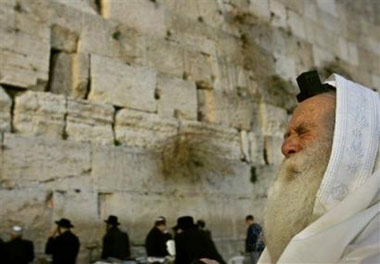 Israeli leader Sharon fights for his life