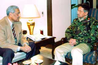 Questions over Pakistan gov't role in nuke scandal