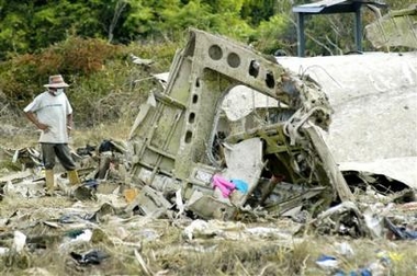 Rescuers search bodies of Venezuela air crash
