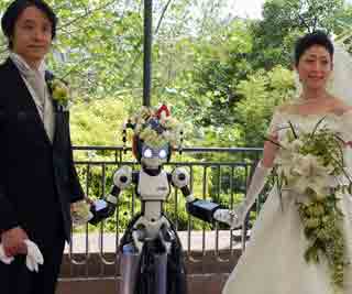 'I do' goes high-tech<BR>日機(jī)器人主持婚禮(圖)